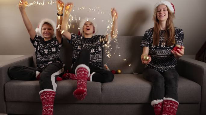 快乐的孩子们在沙发上享受圣诞节