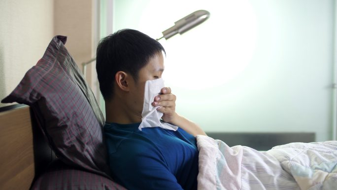 年轻人在床上发烧卧床伤病健康