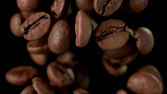 黑色背景上的咖啡豆（超慢镜头）