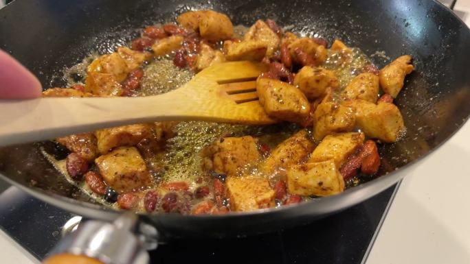 将鸡胸脯和杏仁烤成褐色，用于美食亚洲炒菜，使用气体火焰视频系列