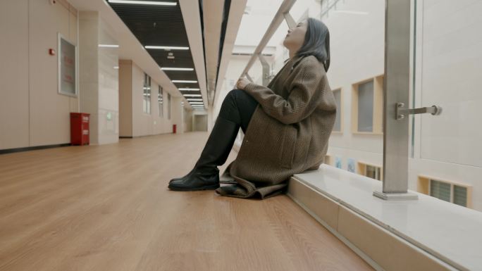迷路的年轻女子坐在医院里