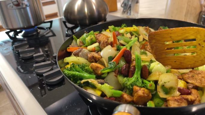 亚洲美食中的蔬菜、褐色鸡胸肉和杏仁用气体火焰炒菜视频系列