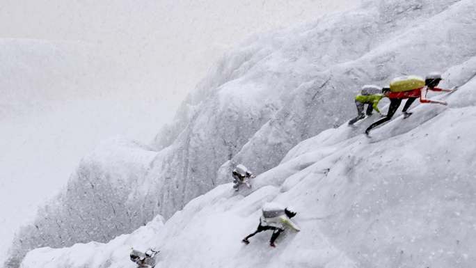 爬雪山勇攀高峰登山励志团队精神企业文化