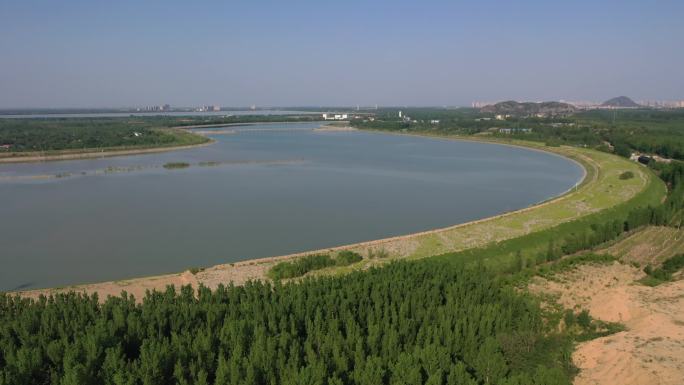 山东济南航拍看鹊山水库沉沙池黄绿交汇奇观