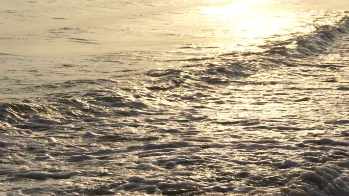 夕阳下金色的海浪 海水素材