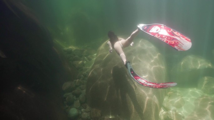 美女桂林溪水自由潜水