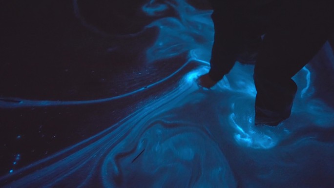 【4K正版】在荧光海中装水的游客