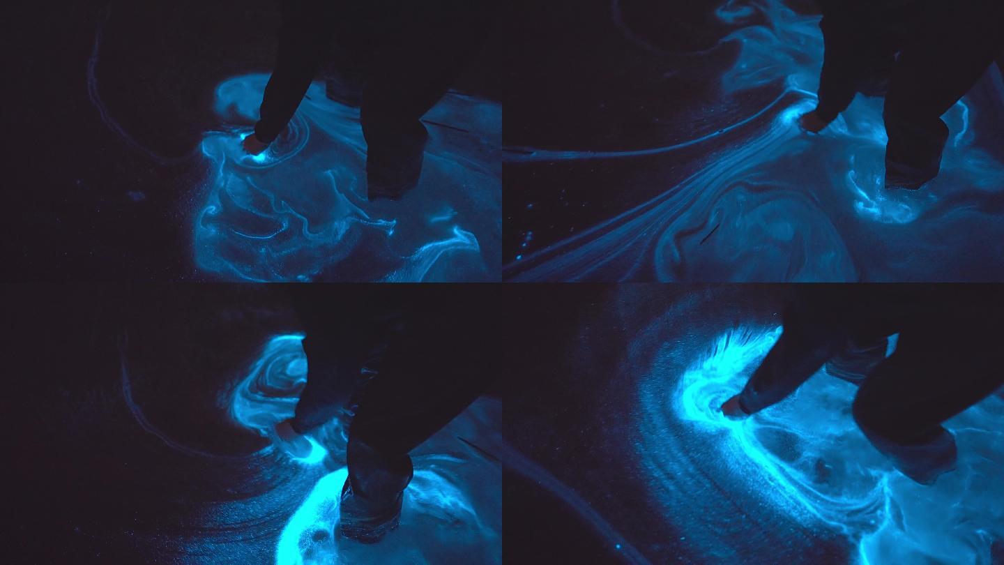 【4K正版】在荧光海中装水的游客