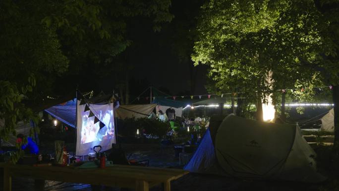 夜晚在帐篷里看露天电影