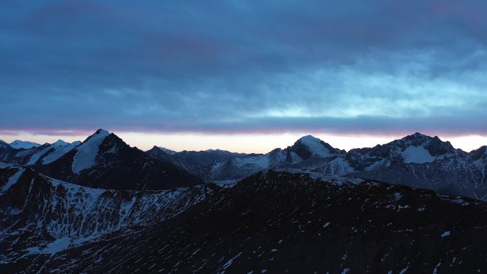 日落后的高原雪山