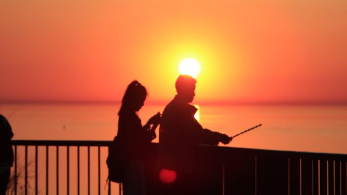 海边看夕阳的一对情侣