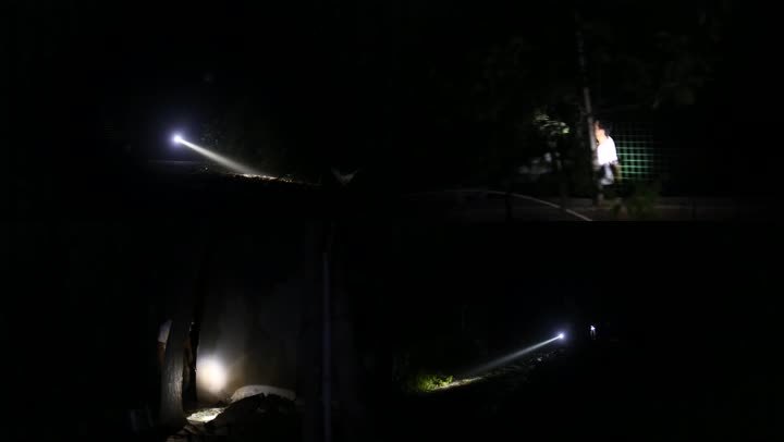 17夜晚山村手电筒夜路男人黑夜走夜路山林