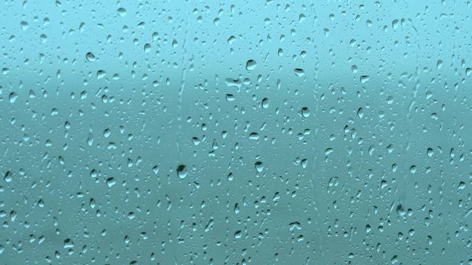 蓝色玻璃上水珠雨水
