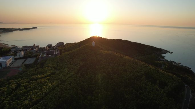 初夏的青山和夕阳大海