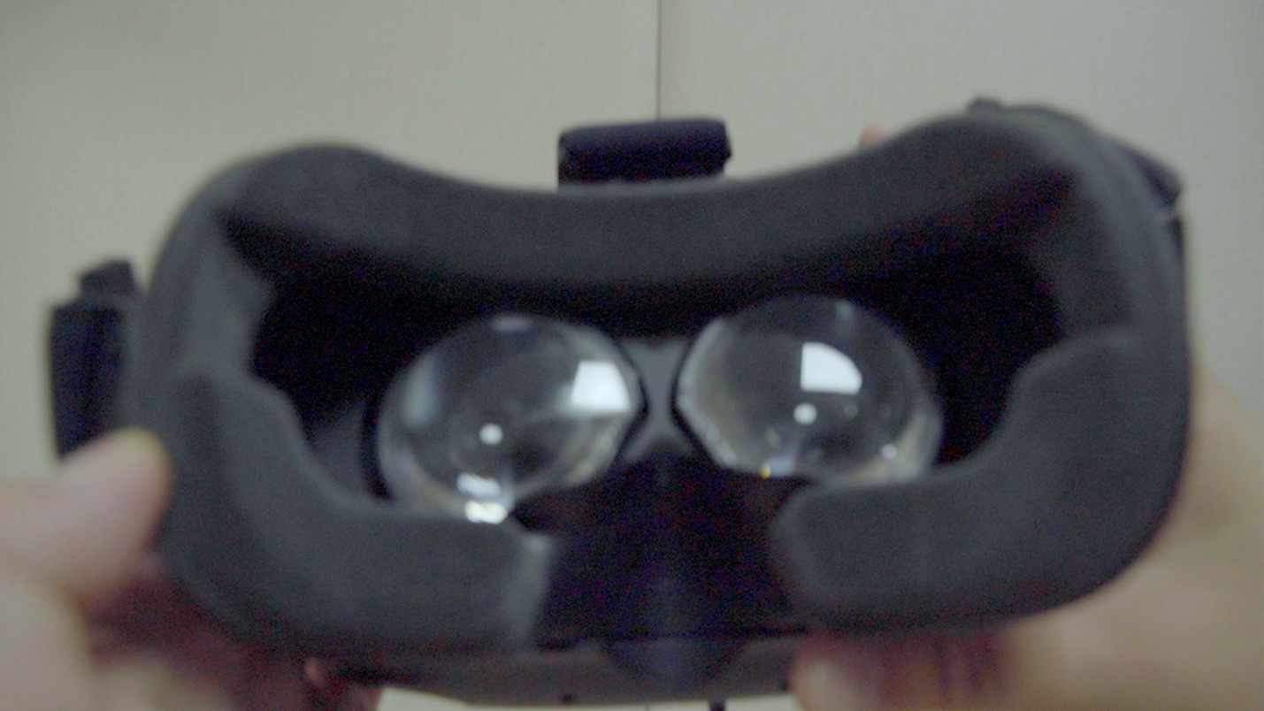佩戴VR眼镜动作
