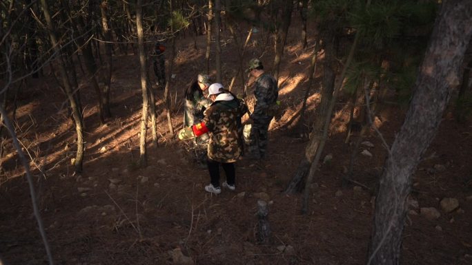 森林山林护林员巡山巡逻