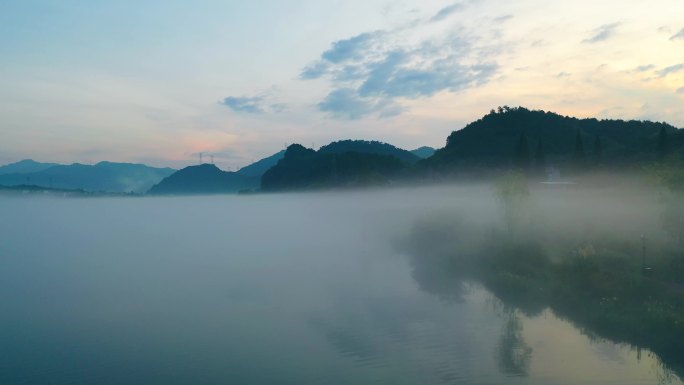 建德下涯晨雾渔船 4k航拍 01