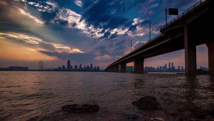 夕阳中的大桥与城市摩天大楼延时摄影