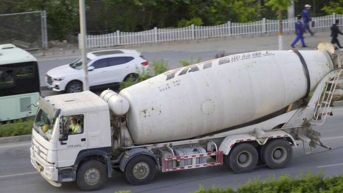 路上行驶的水泥罐车