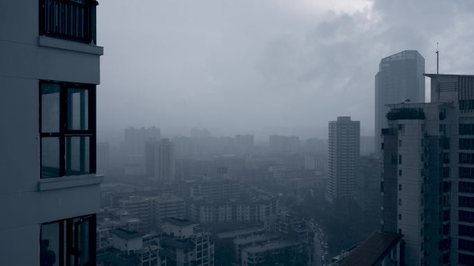 窗外雨景