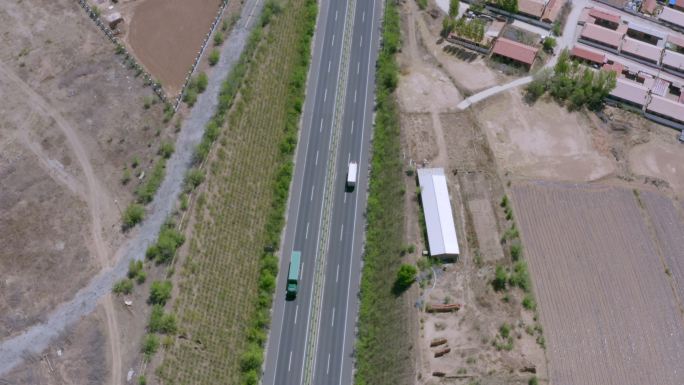 在高速路上行驶的货车