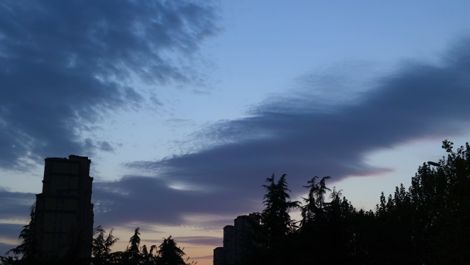 黄昏来临 楼宇 移动的云 延时摄影