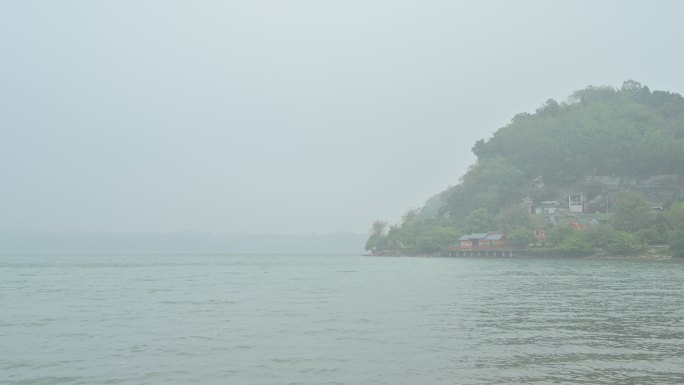 雾气湖面