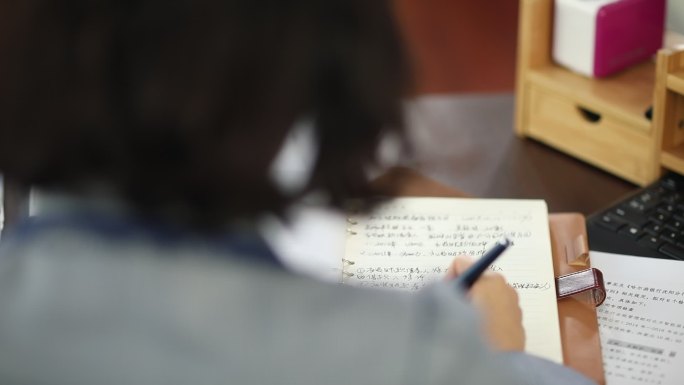 中年女人 白领 学习 写字 办公 加班