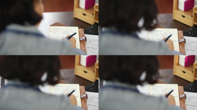 中年女人 白领 学习 写字 办公 加班