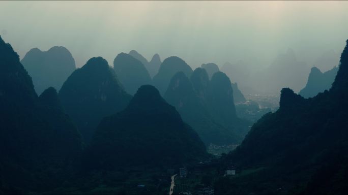 连绵起伏的群山，漓江山水