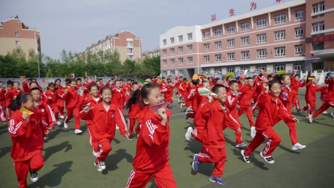 学生放飞气球纸飞机