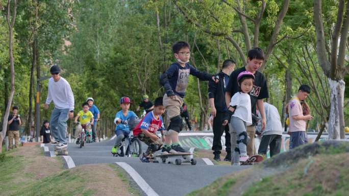 2滑板运动场地滑板少年8k