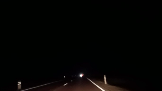夜幕公路行驶实拍