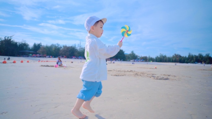 阳光沙滩孩子快乐儿童海边阳光小孩沙滩奔跑