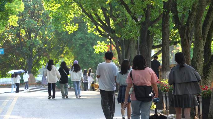 大学校园 操场学生玩耍