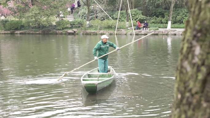 清道夫 老人 划船 清理 打捞 湖水 湖