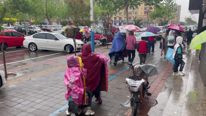 下雨天学校门口家长接送学生