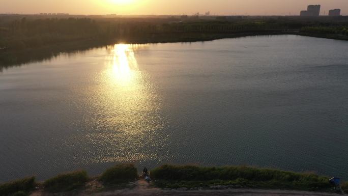 山东济南：鹊山龙湖湿地日落景色如画