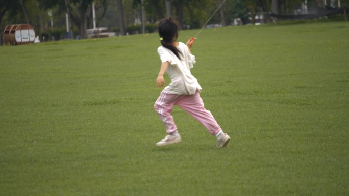 草地上奔跑的女孩