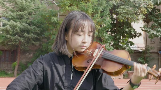 中学生拉小提琴T