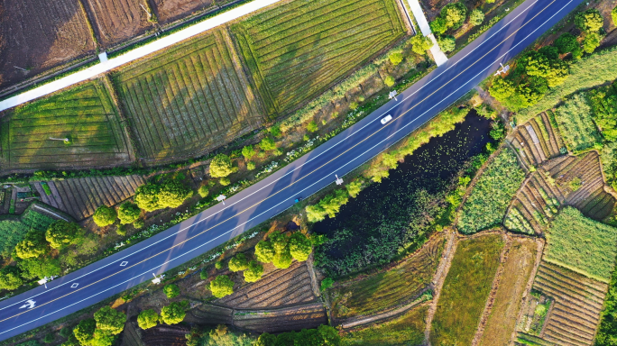 穿过乡村的公路