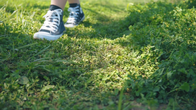 女孩散步脚步特写升格镜头