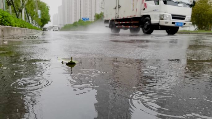 慢门拍摄马路上的落雨和汽车