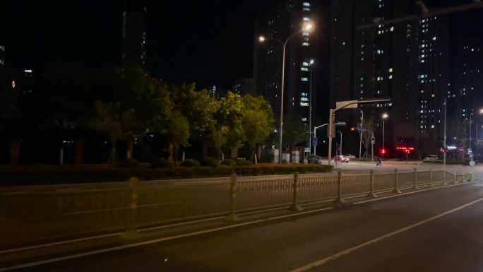 深夜城市空旷道路
