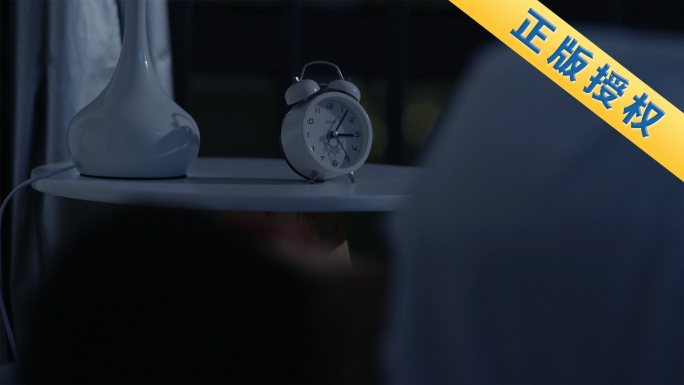 深夜，一个男人躺在床上辗转反侧