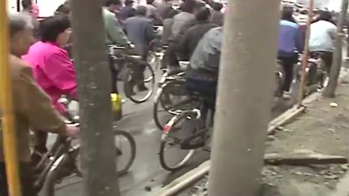 90年代骑自行车上班挤公交车