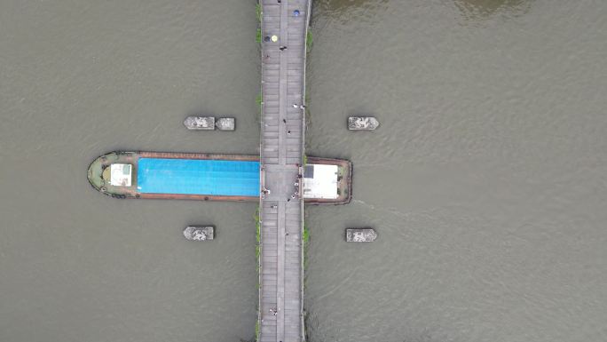 京杭大运河上航拍货船通过杭州拱宸桥