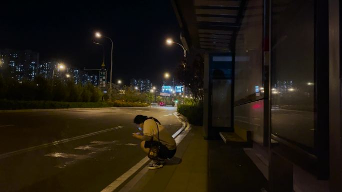 深夜公交站等车的乘客