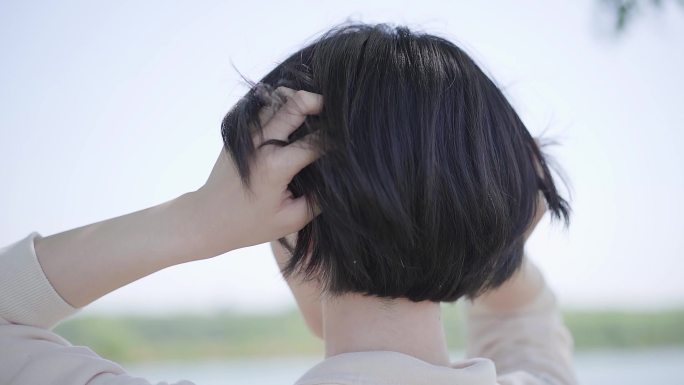 女生整理头发、挠头