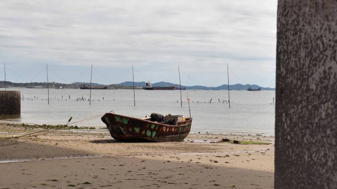 海边沙滩废弃的渔船
